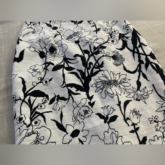 Ann Taylor skirt in cream and black. Women’s size 4 - Picture 4 of 13